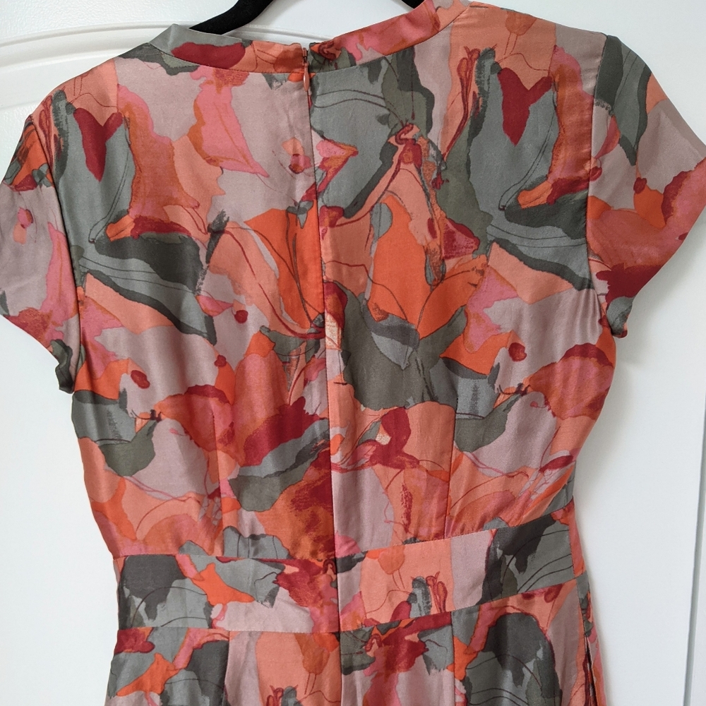 BANANA REPUBLIC Beautiful 100% Silk Dress - Picture 4 of 14